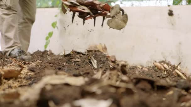 Копание Почвы Вилкой Замедленной Съемке — стоковое видео