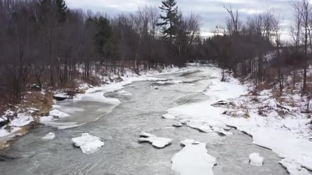 Ледяная Зимняя Река Мистической Красоты Низкий Полет Вверх Течению — стоковое видео