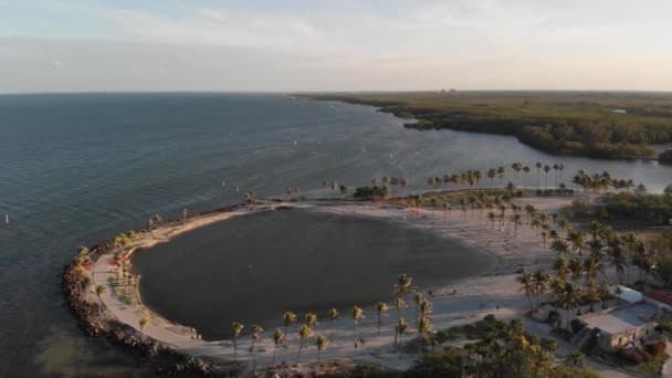 Widok Lotu Ptaka Mały Park Plażowy Prowadzący Oceanu — Wideo stockowe