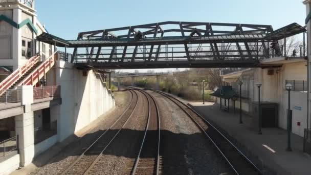 Trilhas Trem Estação Ferroviária Com Ponte Suspensa — Vídeo de Stock