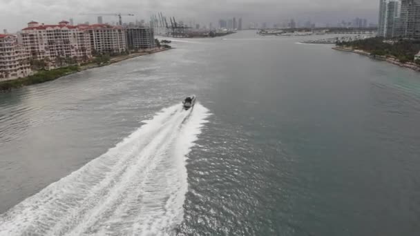 Aerial View Boat Driving Ocean City Skyline — Stock video