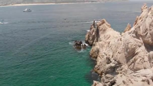 Aerial View Rock Formation Ocean Coast Boats — ストック動画