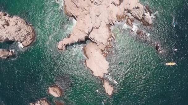 Birdseye View Rock Formation Ocean Beach — Vídeos de Stock