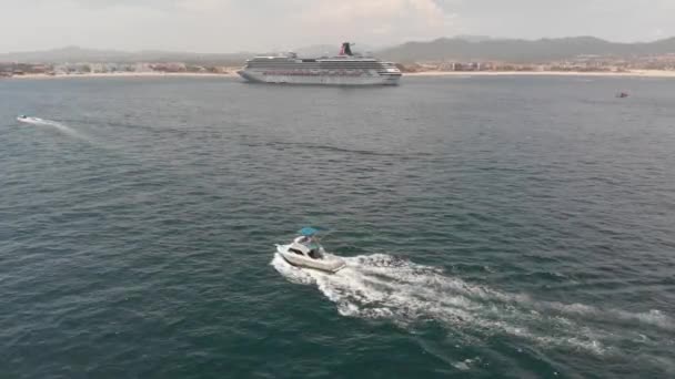 Aerial View Boats Cruise Ship Driving Ocean Mountain Coastal Town — Vídeo de Stock