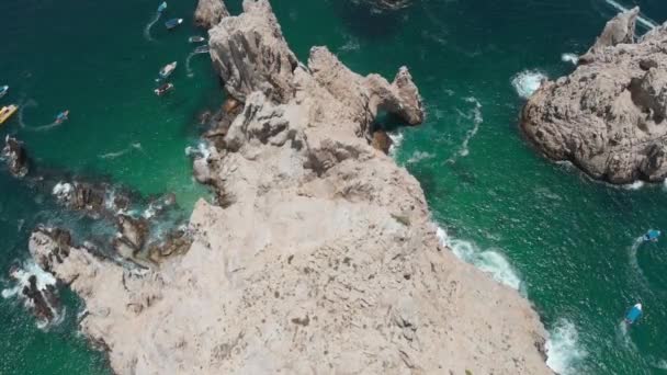 Aerial View Rock Formations Ocean Boats Coastal Town — Vídeo de stock