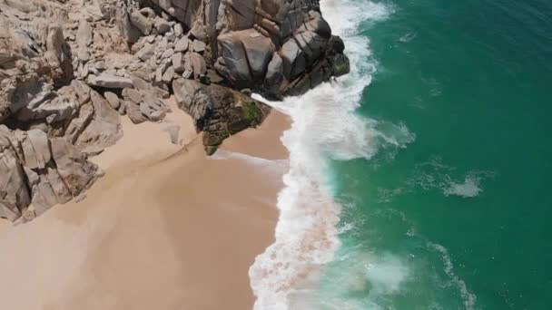 Αεροφωτογραφία Των Κυμάτων Που Συντρίβονται Στην Ακτή Από Σχηματισμό Βράχων — Αρχείο Βίντεο