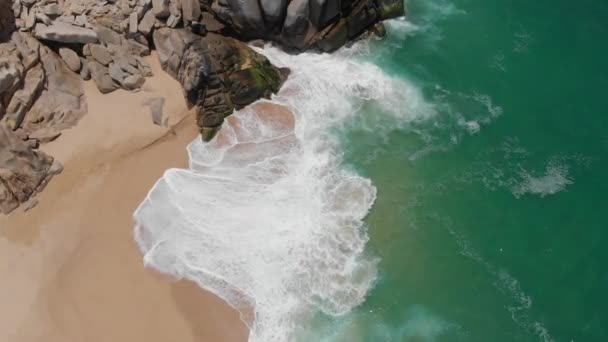 Birdseye View Waves Crashing Shore Alongside Rocks — Wideo stockowe