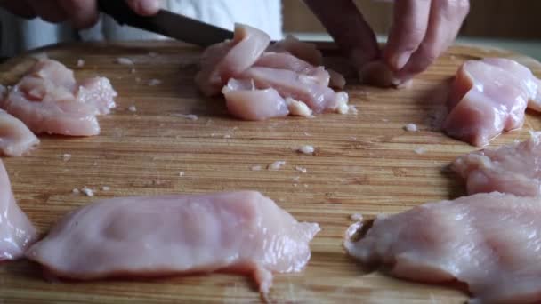 Χέρια Κοπής Φιλέτο Στήθους Κοτόπουλου Μεγάλες Λωρίδες Χρησιμοποιώντας Αιχμηρό Μαχαίρι — Αρχείο Βίντεο