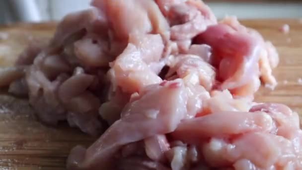 Carnea Brută Pui Lean Meat Tăiată Bucăți Mici Închide — Videoclip de stoc