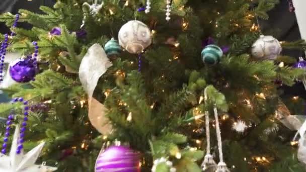 Tradicional Árbol Navidad Decorado Con Bolas Adornos Perlas Luces Púrpura — Vídeo de stock