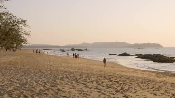 People Walking Distance Sunset Beach — Stock video