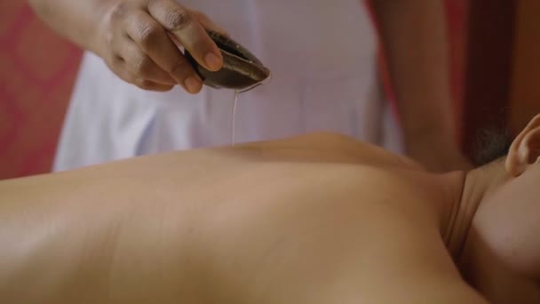 Donna Ottenere Massaggio Olio Lei Indietro Spa Macchina Fotografica Camion — Video Stock