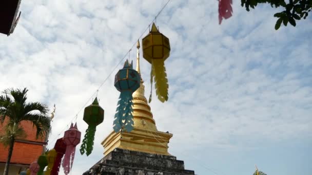 Пагода Чеди Храма Ват Пхра Чанг Кум Золотой Исторический Ландмаек — стоковое видео