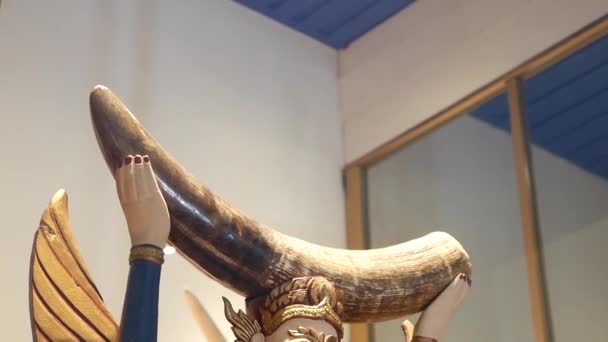 Footage Garuda Carrying Ivory Located Nan National Museum — Vídeo de stock