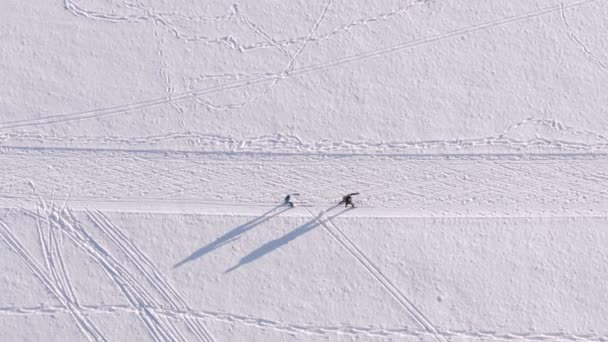 Skking Top Shot Drone Looking Skiing Couple Beautiful Winter Day — Vídeo de Stock