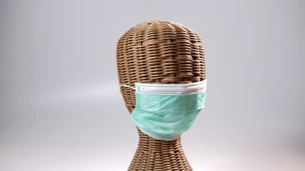 Surgical Face Mask Displays Rattan Mannequin Head — 图库视频影像