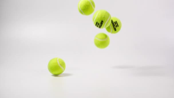 Group Tennis Balls Falling Bouncing Slow Motion — 图库视频影像