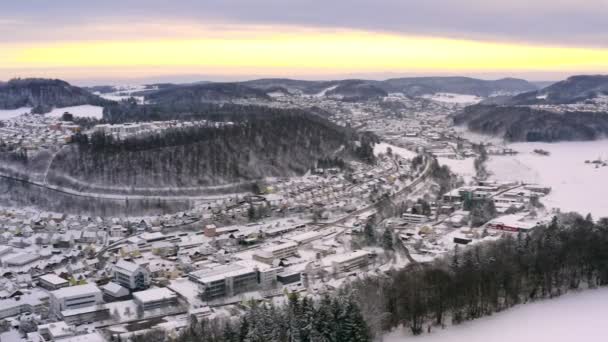 Panning Shot Drone White Snow Covered Winter City Valley Albstadt — Vídeo de stock