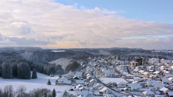 Idyllic Winter Cityscape Snow Covered Houses Valley Sunshine Hillsided Trees — Stockvideo