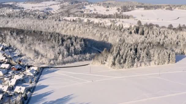 Drohnenflug Über Einer Winterlandschaft Mit Einer Kleinen Stadt Links Sanfter — Stockvideo