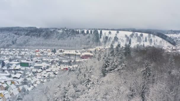 Pullback Winter Shot Flying Backwards Discover Snowy City Hill Snowy — Vídeo de Stock