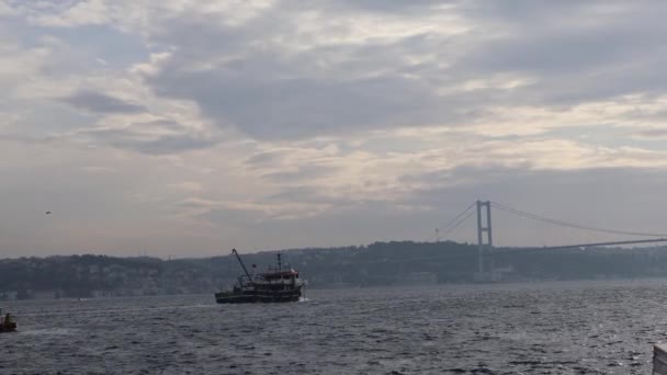 Boat Cruising Bosphorus Bridge Which Connects Europe Asia Istanbul Turkey — ストック動画