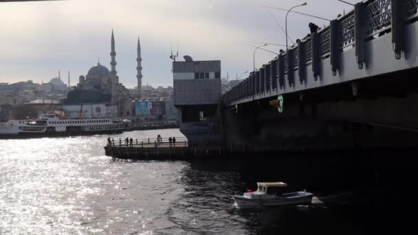 People Fishing Galata Bridge Sunset Boat Sailing Golden Horn Istanbul — Video