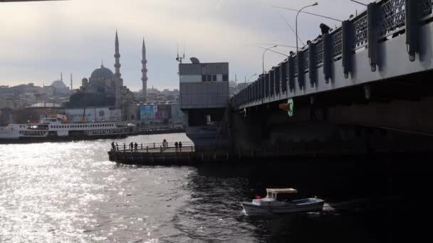 People Fishing Galata Bridge Sunset Boat Sailing Underbottom Golden Horn — стокове відео