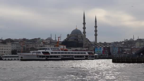 Passenger Ferry Cruising Bosphorus Istanbul Turkey New Mosque Background Cloudy — Stockvideo
