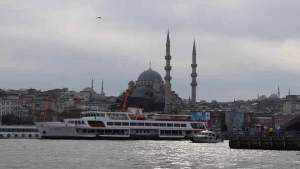 Boat Sailing Ferry Anchored Port Bosphorus Istanbul Turkey New Mosque — Stockvideo