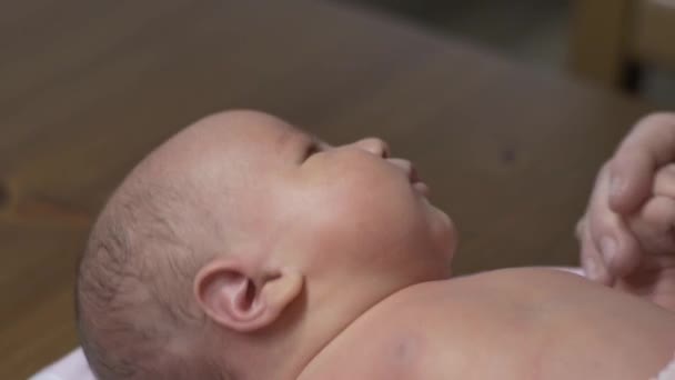 Undressed Newborn Baby Lying Holding Hand His Mother Close — Vídeo de Stock