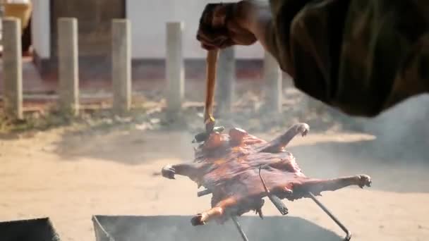 Het Koken Van Een Geheel Lichaam Geroosterd Varkensvlees Gekookt Met — Stockvideo