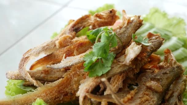 Close Footage Crispy Deep Fried River Fish Garlic Delicious Asian — ストック動画