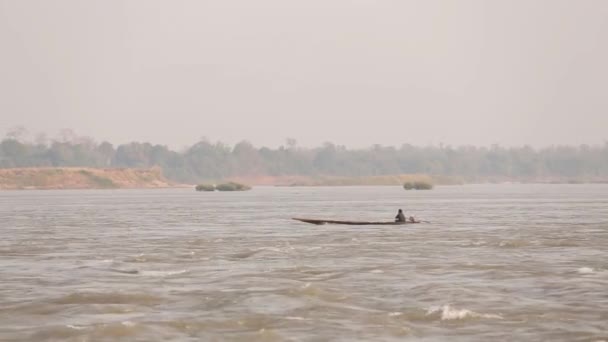 Local Man Riding Small Boat Looking Fish Mekhong River — Stockvideo