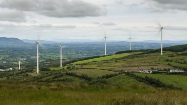 Desfasamento Temporal Das Turbinas Eólicas Zona Rural Irlanda Durante Dia — Vídeo de Stock