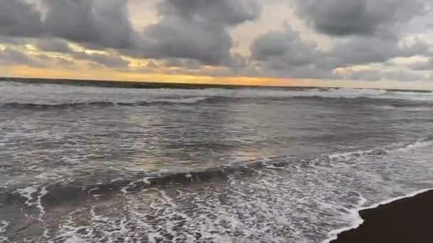 Cloudy Sky Crashing Waves Seashore Beach Indonesia Sunset Static Wide — ストック動画