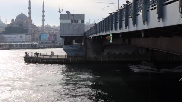 Mensen Galata Bridge Vissen Met Speedboot Reizen Rivier Istanbul Turkije — Stockvideo