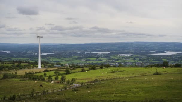 Під Час Хмарного Дня Вітрові Турбіни Сільській Місцевості Ірландії — стокове відео
