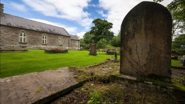 Czas Ruchu Upływ Lokalnego Historycznego Kościoła Irlandii Cmentarz Wiejskim Kraju — Wideo stockowe