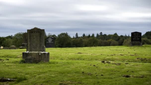 Time Lapse Local Historical Graveyard Cloudy Day Rural Ireland — Vídeos de Stock