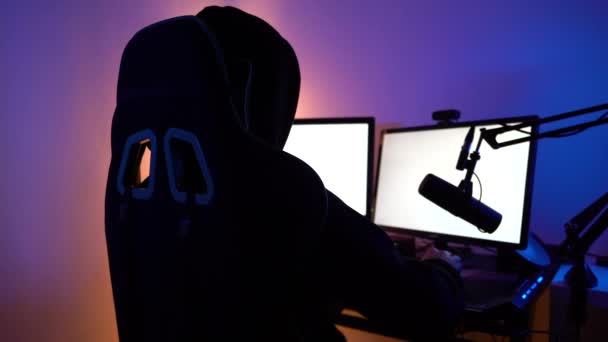 Dark Hooded Guy Blank Monitor Screen Microphone — Vídeo de Stock