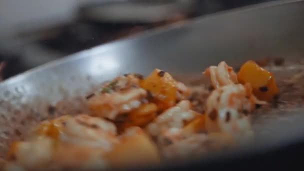 Chef Jogando Frigideira Com Camarões Cozinha Restaurante — Vídeo de Stock