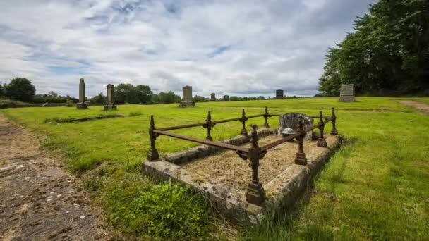 Time Lapse Local Historical Graveyard Cloudy Day Rural Ireland — Vídeos de Stock