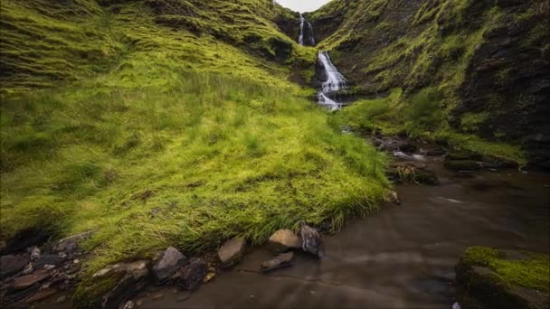 Upływ Czasu Ruchu Lokalnego Wodospadu Wiejskiej Trawiastej Okolicy Wzgórza Gleniff — Wideo stockowe