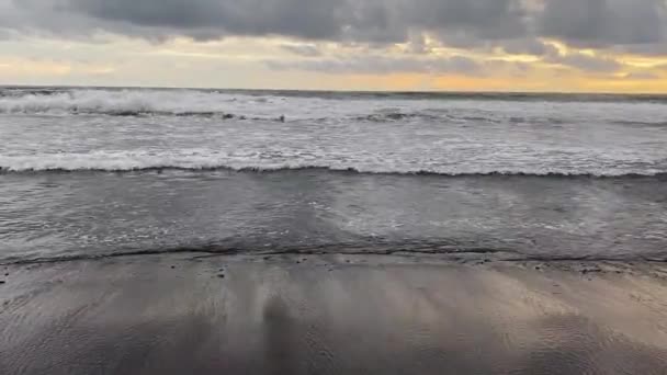 Ocean Waves Washing Shore Gloomy Day Indonesia Wide Shot — Video Stock