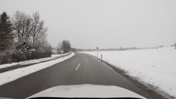 Projíždění Zimní Krajiny Autem Venkovské Atmosféře Zatímco Padá Sníh — Stock video