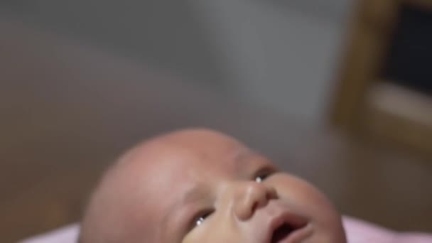Bebek Annesi Banyo Yaptıktan Sonra Nemlendirici Sürerken Ağlıyor Seçici Odaklanma — Stok video