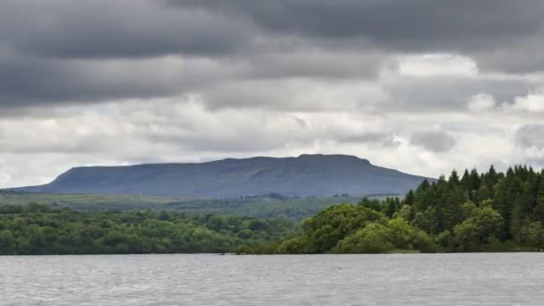 Tempo Lapso Lago Com Floresta Colina Distância Dia Nublado Irlanda — Vídeo de Stock