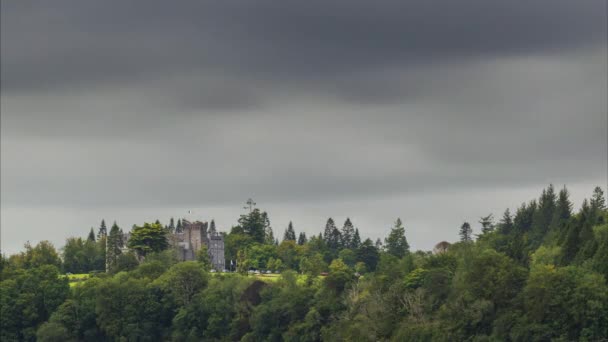 Time Lapse Historical Castle Surrounded Forest Μια Συννεφιασμένη Ημέρα Στην — Αρχείο Βίντεο