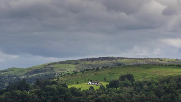 Time Lapse Rural Agriculture Landscape Farmhouse Hillside Forest Foreground Cloudy — 图库视频影像